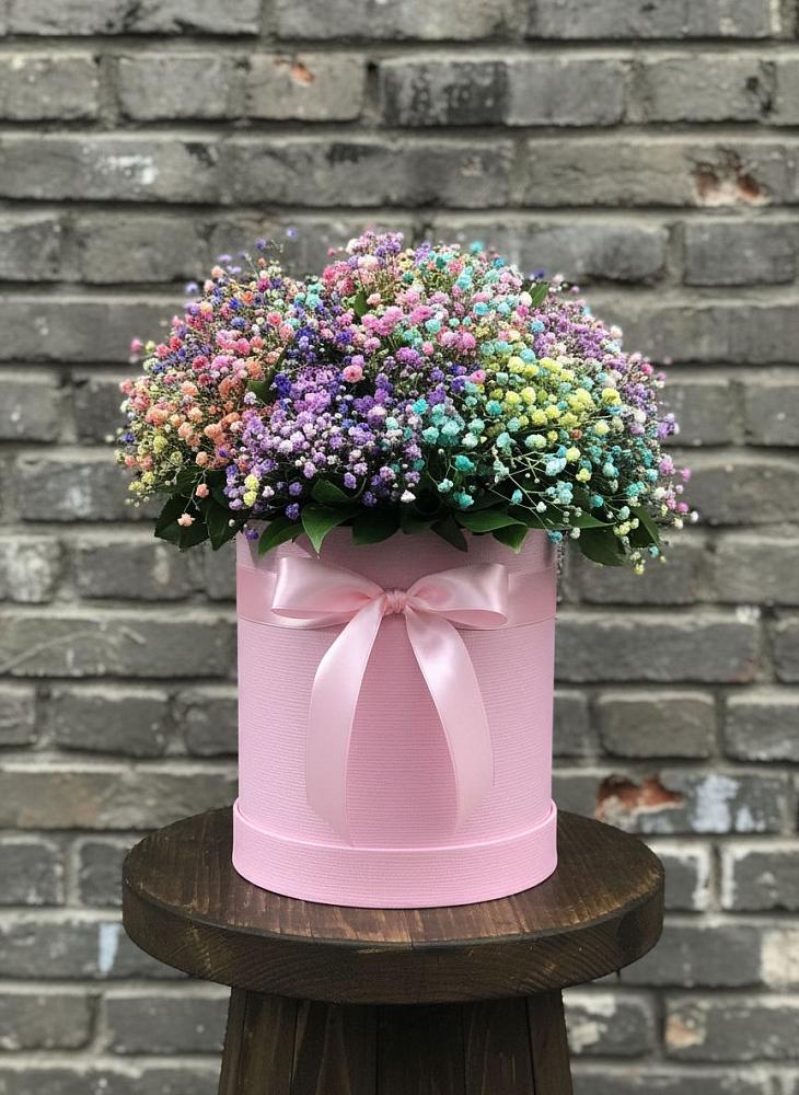 Цветочная композиция из Гипсофила и Розы в шляпной коробке в ЗАТО Сибирском