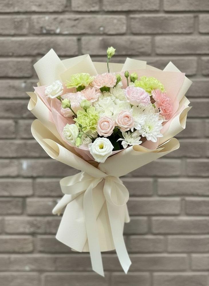 Букет цветов из: Гвоздики, Розы, Лизиантусы и Хризантемы в ЗАТО Сибирском