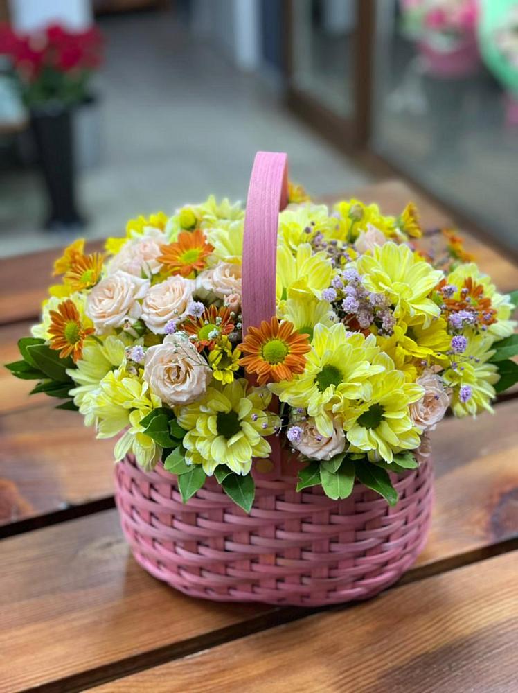 Цветочная композиция из Хризантемы и Розы в корзине в ЗАТО Сибирском