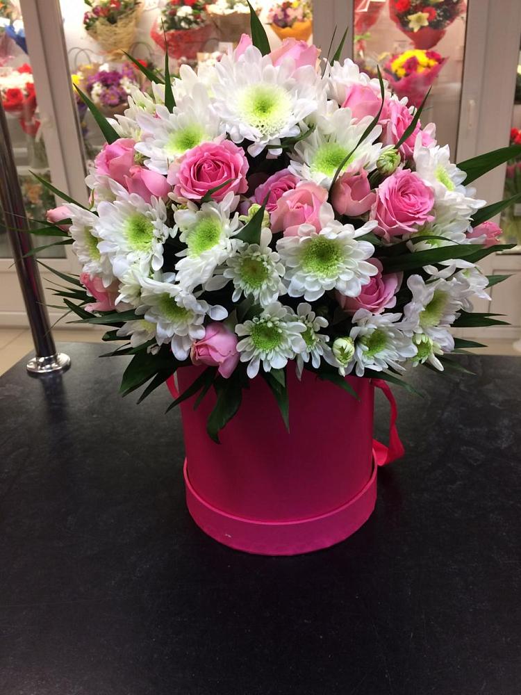 Цветочная композиция из Розы и Хризантемы в шляпной коробке в ЗАТО Сибирском