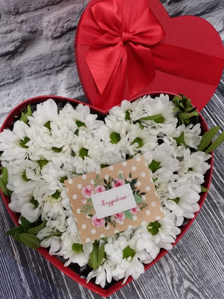 Цветочная композиция из Хризантемы в виде сердца в ЗАТО Сибирском