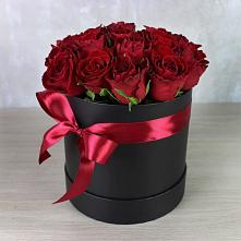 Цветочная композиция из Розы в шляпной коробке в ЗАТО Сибирском