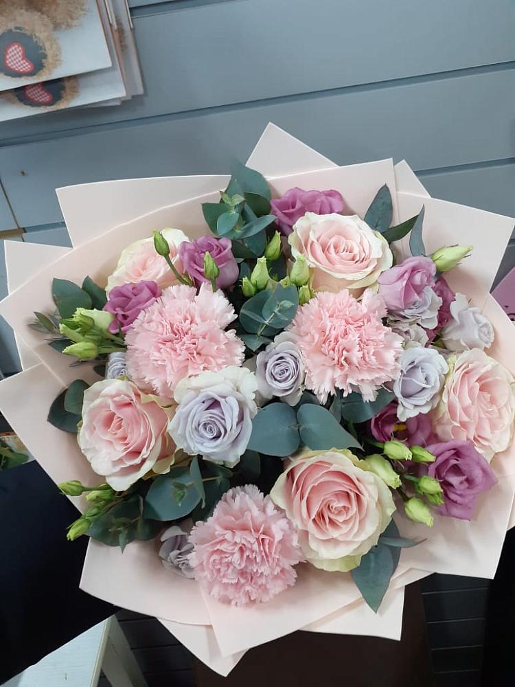 Букет цветов из: Розы, Гвоздики и Лизиантусы в ЗАТО Сибирском