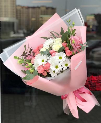 Букет цветов из: Розы, Лизиантусы и Хризантемы в ЗАТО Сибирском