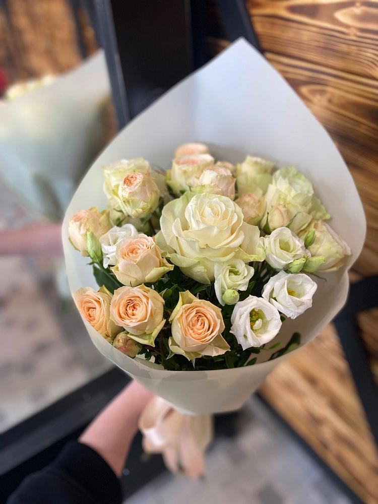 Букет цветов из: Розы и Лизиантусы в ЗАТО Сибирском