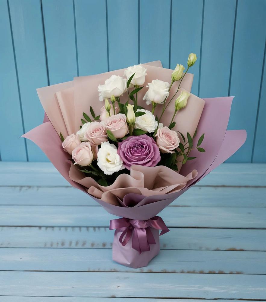 Букет цветов из: Розы и Лизиантусы в ЗАТО Сибирском